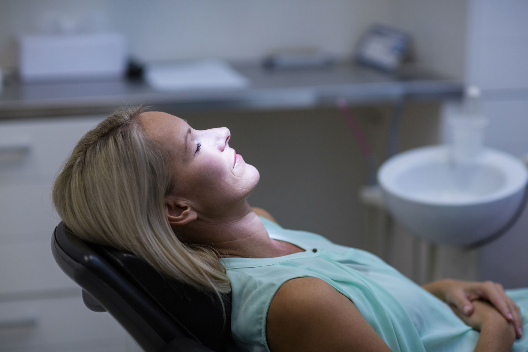 Woman-relaxing-on-dentist-chair